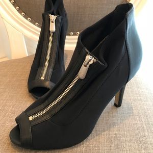 Adrienne Vittadini black zip up pumps